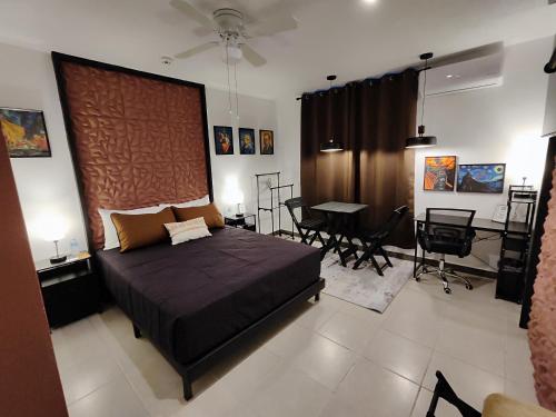 a bedroom with a bed and a table and chairs at Casa Aceves & Bueno Hotel Boutique in El Salto