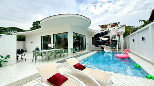 a house with a swimming pool with a pink flamingo at PNT LUXURY JOMTIEn in Jomtien Beach