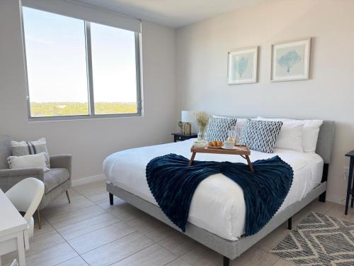 um quarto com uma cama e uma mesa em cima em Desing district, great apartment em Miami