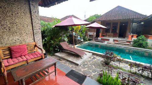Πισίνα στο ή κοντά στο Gusti Home Stay Ubud