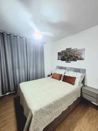 a bedroom with a large bed in a room at Studio completo e aconchegante com vaga de garagem in Campinas