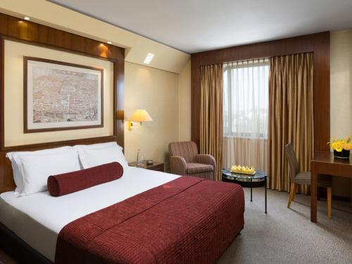 Postel nebo postele na pokoji v ubytování Dan Panorama Jerusalem Hotel