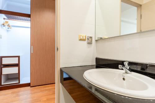 Ένα μπάνιο στο Mahachai Grand View