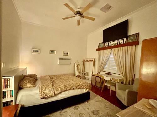 HoughtonにあるHoughton Stone Villaのベッドと机と窓のある寝室