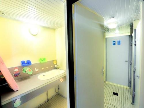 Mobil home pour 8 avec terrasse à Payrac - API-1-52-1222 في Payrac: حمام مع حوض ودش