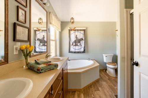 Et badeværelse på 3BD 2BA Ranch Estate on 12 Acres