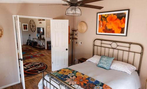 En eller flere senge i et værelse på 3BD 2BA Ranch Estate on 12 Acres