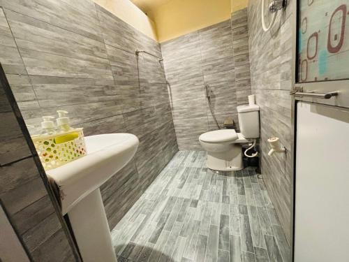 カトゥナーヤカにあるAirport City Hotel by Sandamaleeの洗面台とトイレ付きのバスルーム