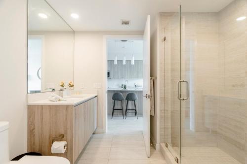 Uma casa de banho em Miami design district, view of the bay - city