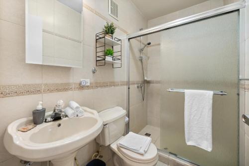 a bathroom with a toilet and a sink and a shower at Palma Azul- Dushi Bida in Palm-Eagle Beach