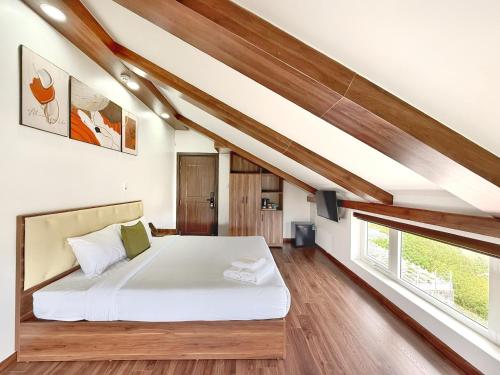 Giường trong phòng chung tại KIEN Dalat