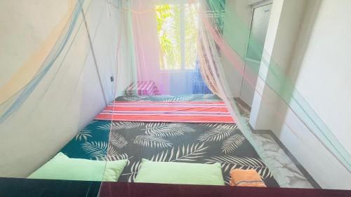 een tent met een bed in een kamer bij Ocean Whisper Guest House in Mirissa