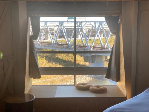 two donuts sitting on a window sill in a bedroom at HB3B 小田原 港徒歩3分 2家族メゾネット和洋室 10名可 箱根板橋駅徒歩8分 早川駅徒歩7分 Odawara 3 min to port Two family maisonette for 10 Western rooms 8 min to Hakone Itabashi Station 7 min to Hayakawa Station in Odawara