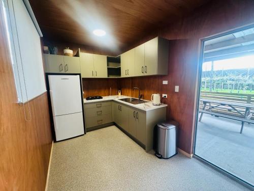 Køkken eller tekøkken på Harbour Heights Cabins