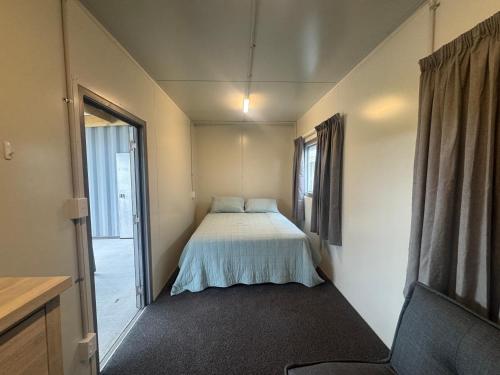 En eller flere senge i et værelse på Harbour Heights Cabins