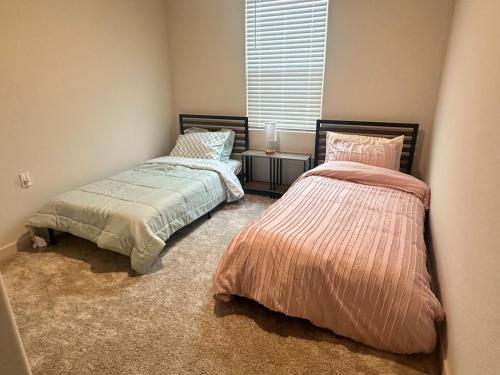 um quarto com duas camas e uma janela em A modern retreat and Gateway to Yosemite em Merced