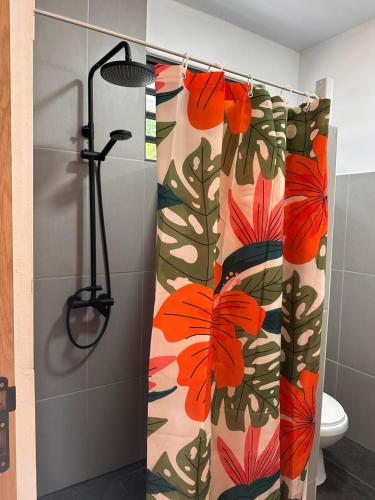 una tenda da doccia con motivi floreali in bagno di Heikauiki home a aUturoa