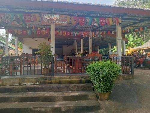 un edificio con cancello e scale di fronte di Grand Bungalow a Ban Ting Rai