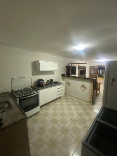 Køkken eller tekøkken på SM Homestay - Casa Jacumã