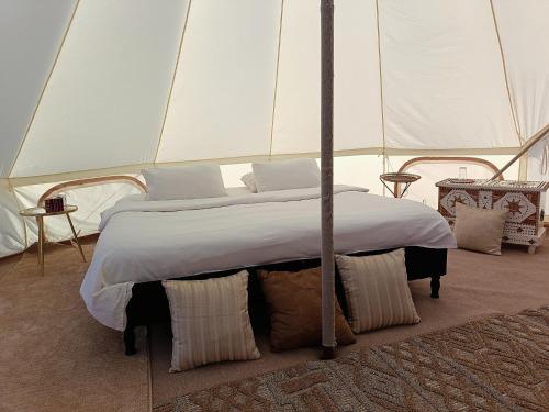 Un dormitorio con una cama en una tienda de campaña. en ShootingStar Private Camp, en Shāhiq