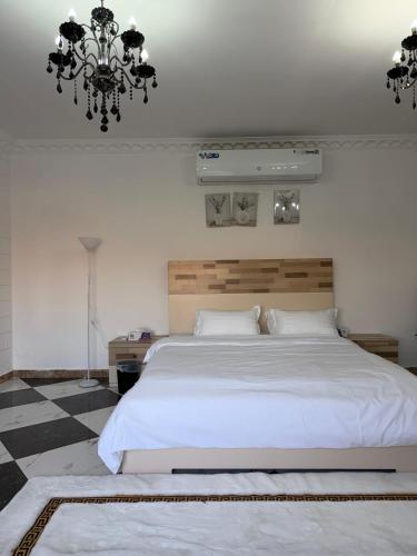 Ένα ή περισσότερα κρεβάτια σε δωμάτιο στο شاليهات ليوا