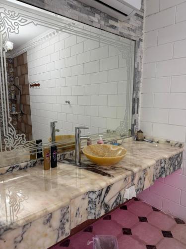 Ένα μπάνιο στο شاليهات ليوا