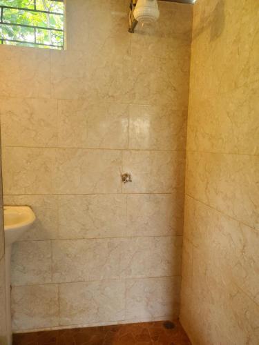 a bathroom with a shower with a sink at Cabaña Mirador de Vilcabamba in Vilcabamba