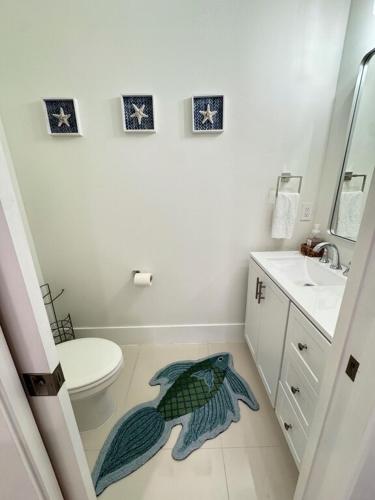 a bathroom with a fish rug on the floor at Tropical Oasis in Naples