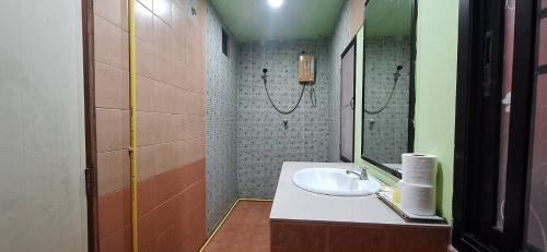 Kluay Mai Guest House في شاطئ تشاوينغ: حمام مزود بحوض ومِرآة