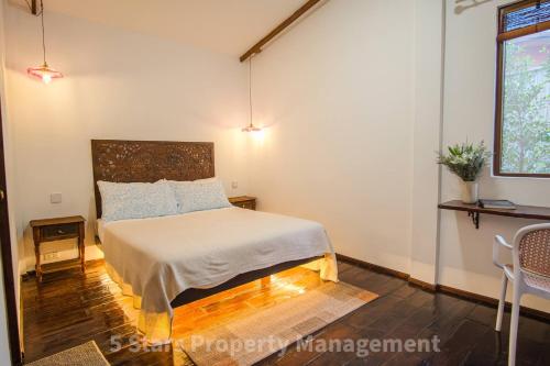 une chambre avec un lit et une fenêtre dans l'établissement Serenity Sands Villa, Beachfront and Mountain View, à Chaloklum