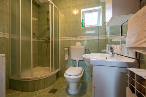 Phòng tắm tại Apartmani Ina