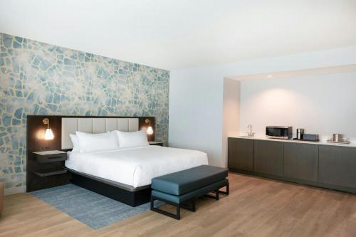 En eller flere senge i et værelse på Rochester Marriott Mayo Clinic Area