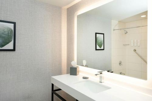 Et badeværelse på Rochester Marriott Mayo Clinic Area