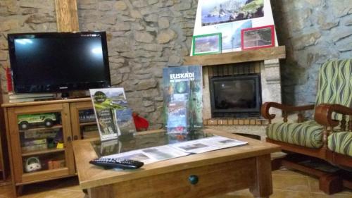 TV a/nebo společenská místnost v ubytování Casa Rural Ecológica Arrizurieta