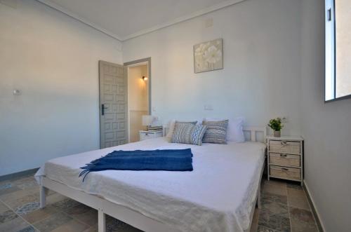 La Perla del Castillo, Camas King, Terraza, Vistas al Mar في سالوبرينيا: غرفة نوم عليها سرير وفوط زرقاء