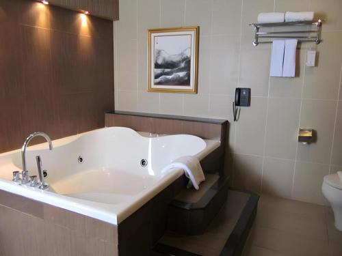 Ένα μπάνιο στο Grand Antares Hotel