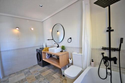 La Perla del Castillo, Camas King, Terraza, Vistas al Mar في سالوبرينيا: حمام مزود بمرحاض ومغسلة ومرآة