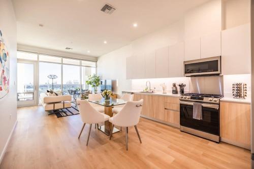 une cuisine et un salon avec une table et des chaises dans l'établissement Marbella Lane - Luxury Beachside 2BR, à Long Beach