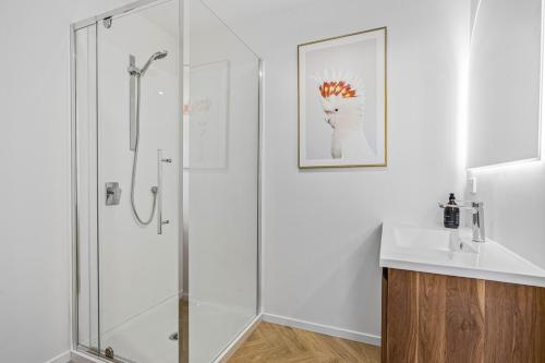 カイコウラにあるOcean Vista Hideawayのバスルーム(シャワーブース、シンク付)