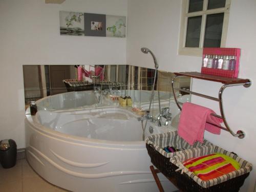 La salle de bains est pourvue d'une baignoire et d'un lavabo. dans l'établissement Le Refuge, à Peyriac-Minervois