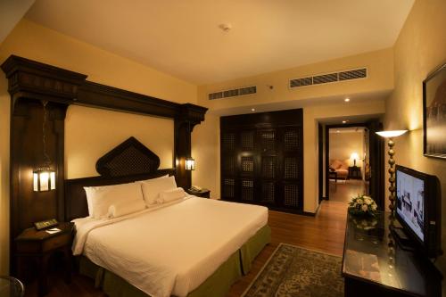 Vuode tai vuoteita majoituspaikassa Arabian Courtyard Hotel & Spa