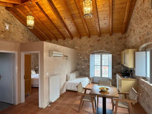 Balcony&Tower في أريوبوليس: غرفة معيشة مع طاولة وغرفة مع أريكة