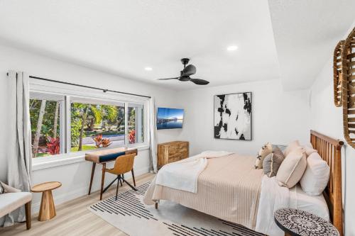 una camera da letto con un letto e una finestra di 502 Colony Street a Melbourne Beach