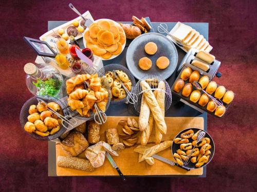 una mesa con un montón de diferentes tipos de comida en Mercure Tours Nord, en Tours