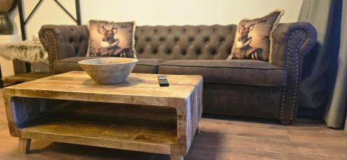 sala de estar con sofá y un bol sobre una mesa en Amore Grande, en Beli Iskar