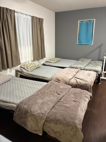 Postel nebo postele na pokoji v ubytování 智翔はうす 駐車場無料 民泊で女性家主滞在型 予約後はメール確認願います