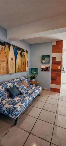 a room with a bed with surfboards on the wall at Departamento tipo mediterraneo in Hermosillo