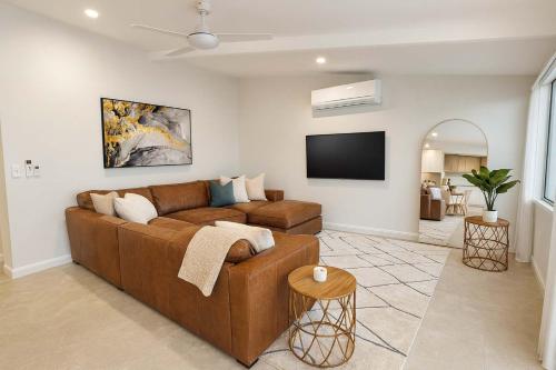 Μια τηλεόραση ή/και κέντρο ψυχαγωγίας στο Beachfront Pet-Friendly Home with Pool & Studio Apt in Townsville