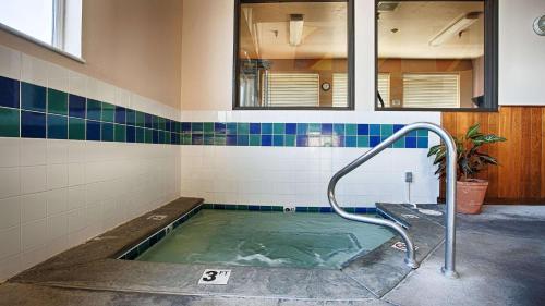 The swimming pool at or close to Best Western Sawtooth Inn and Suites