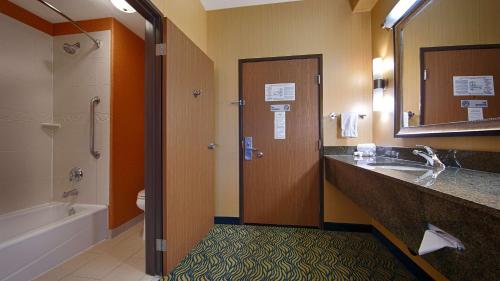 La salle de bains est pourvue d'un lavabo, d'une baignoire et de toilettes. dans l'établissement Best Western PLUS Fresno Inn, à Fresno